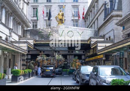 L'ingresso del Savoy Hotel con i turisti che arrivano in auto durante il giorno. Londra Foto Stock
