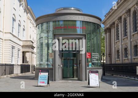 Ingresso al St Martin in the Fields Crypt Café in un giorno estivo soleggiato. Londra Foto Stock