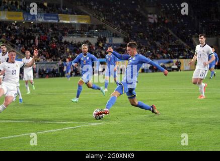 DNIPRO, UCRAINA - 03 GIUGNO 2021 - giocatore della squadra nazionale di calcio dell'Ucraina Heorhii Sudakov (fronte, C) è visto in azione durante la partita amichevole contro la nazionale dell'Irlanda del Nord che si è conclusa in una vittoria di casa 1:0 sul campo dello stadio Dnipro-Arena, Dnipro, eastern Ukrinform/Alamy Live News Foto Stock