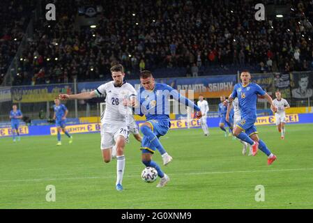 DNIPRO, UCRAINA - 03 GIUGNO 2021 - i giocatori delle squadre nazionali di Ucraina Artem Biesiedin e Irlanda del Nord Craig Cathcart (fronte, R a L) sono visti in azione durante la amichevole che si è conclusa in una vittoria di casa 1:0 sul campo della Dnipro-Arena stadio, Dnipro, eastern Ukrinform/Alamy Live News Foto Stock