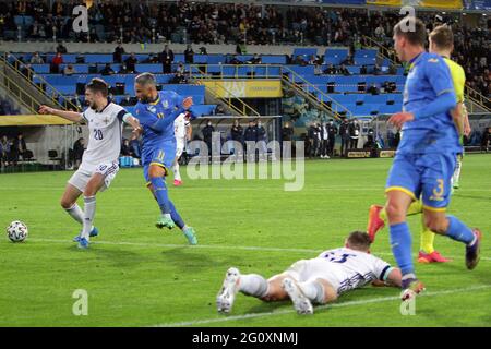 DNIPRO, UCRAINA - 03 GIUGNO 2021 - i giocatori sono visti in azione durante la amichevole partita tra le squadre nazionali dell'Irlanda del Nord Ucraina che si è conclusa in una vittoria di casa 1:0 sul campo dello stadio Dnipro-Arena, Dnipro, Ucraina orientale Credit: Ukrinform/Alamy Live News Foto Stock