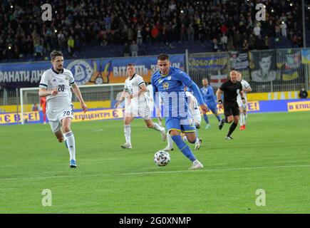 DNIPRO, UCRAINA - 03 GIUGNO 2021 - i giocatori delle squadre nazionali di Ucraina Artem Biesiedin e Irlanda del Nord Craig Cathcart (fronte, R a L) sono visti in azione durante la amichevole che si è conclusa in una vittoria di casa 1:0 sul campo della Dnipro-Arena stadio, Dnipro, eastern Ukrinform/Alamy Live News Foto Stock