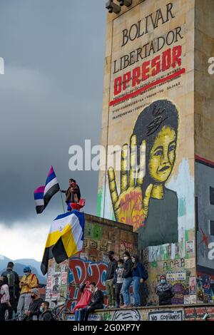 Bogotà, Colombia, 2 giugno 2021, misak nativi al monumento degli eroi per protestare contro il governo e la violenza della polizia Foto Stock