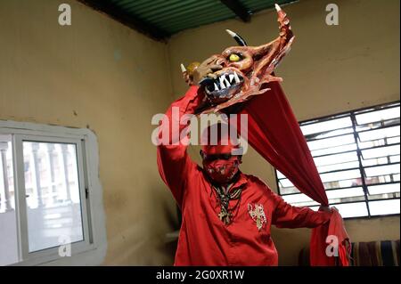 Yare, Venezuela. 03 giugno 2021. Un uomo si prepara a ballare durante il festival folk 'Los Diablos Danzantes' (i Diavoli Danzanti). Credit: Jesus Vargas/dpa/Alamy Live News Foto Stock