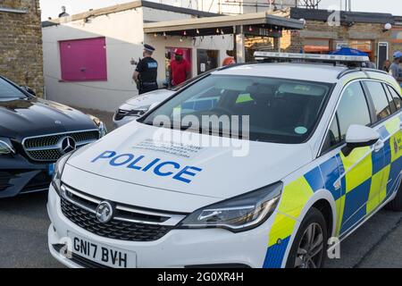 Le vetture marcate della polizia di Kent hanno assistito ad un incidente al Molo di Margate fronte mare, Kent, Inghilterra Foto Stock