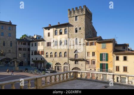 Vista panoramica di Piazza Grande, antica piazza della città di Arezzo alla prima luce del mattino Foto Stock