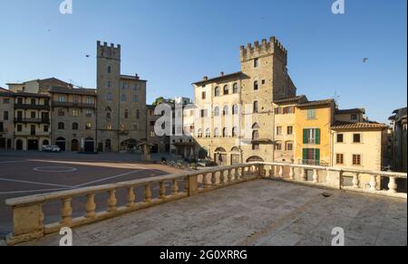 Vista panoramica di Piazza Grande, antica piazza della città di Arezzo alla prima luce del mattino Foto Stock