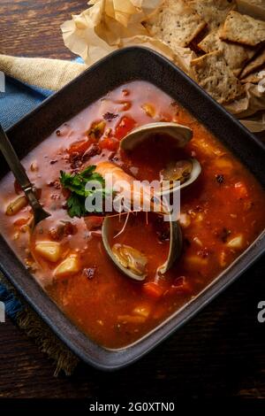 Zuppa fresca di zuppa di zuppa di zuppa di zuppa di vongole di Manhattan con gamberi interi Foto Stock