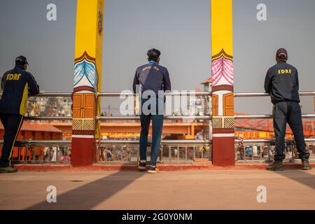 Haridwar, Uttarakhand India 06 aprile 2021. Poliziotti che diffonde consapevolezza della protezione da Coronavirus per rimanere al sicuro da Coronavirus durante Maha Kumbh 2021. Apple prores 422 filmati 4k di alta qualità. Foto Stock