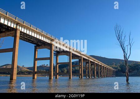 Ponte sul lago Eildon a Bonnie Doon Foto Stock