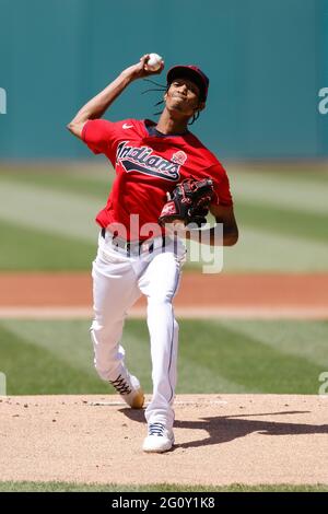 CLEVELAND, OH - MAGGIO 31: Triston McKenzie (24) dei Cleveland Indians si piazzano durante una partita contro i Chicago White Sox al campo progressivo di maggio Foto Stock