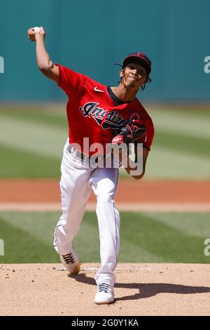 CLEVELAND, OH - MAGGIO 31: Triston McKenzie (24) dei Cleveland Indians si piazzano durante una partita contro i Chicago White Sox al campo progressivo di maggio Foto Stock