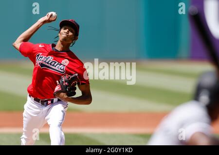 CLEVELAND, OH - MAGGIO 31: Triston McKenzie (24) dei Cleveland Indians si piazzano durante una partita contro i Chicago White Sox al campo progressivo di maggio Foto Stock