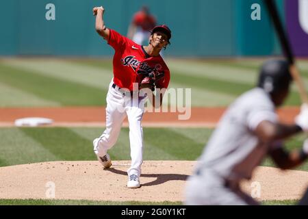 CLEVELAND, OH - MAGGIO 31: Triston McKenzie (24) dei Cleveland Indians si piazzano durante una partita contro i Chicago White Sox al campo progressivo di maggio Foto Stock