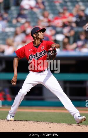 CLEVELAND, OH - MAGGIO 31: Triston McKenzie (24) dei Cleveland Indians si piazzano durante una partita contro i Chicago White Sox al campo progressivo di maggio Foto Stock