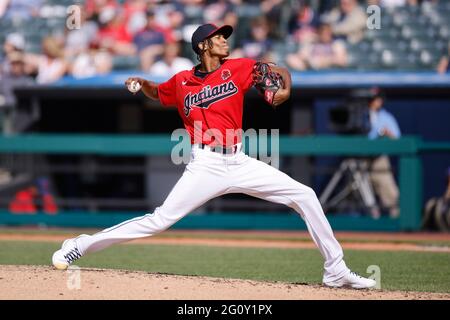 CLEVELAND, OH - MAGGIO 31: Triston McKenzie (24) dei Cleveland Indians si piazzano durante una partita contro i Chicago White Sox al campo progressivo di maggio Foto Stock