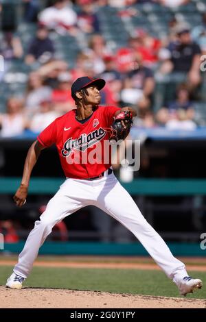 CLEVELAND, OH - MAGGIO 31: Triston McKenzie (24) dei Cleveland Indians si piazzano durante una partita contro i Chicago White Sox al campo progressivo di maggio Foto Stock