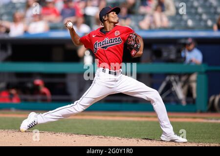 CLEVELAND, OH - MAGGIO 31: Triston McKenzie (24) dei Cleveland Indians si piazzano durante una partita contro i Chicago White Sox al campo progressivo di maggio Foto Stock