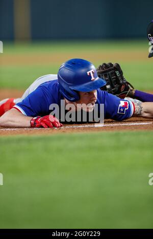 Texas Rangers terzo Basemen Brock Holt (16) scivola nella terza base durante una partita di stagione regolare MLB contro le Montagne Rocciose del Colorado, mercoledì 2 giugno Foto Stock