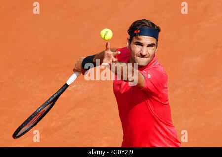 Parigi, Francia. 3 Giugno 2021. Roger Federer della Svizzera serve il pallone durante la seconda partita maschile contro Marin Cilic della Croazia al torneo francese di tennis Open di Roland Garros a Parigi, Francia, il 3 giugno 2021. Credit: Gao Jing/Xinhua/Alamy Live News Foto Stock