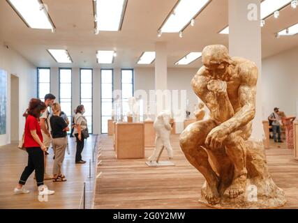 Londra, Gran Bretagna. 3 Giugno 2021. La gente visita la mostra 'The EY Exhibition: The Making of Rodin' al Tate Modern di Londra, Gran Bretagna, il 3 giugno 2021. Credit: Han Yan/Xinhua/Alamy Live News Foto Stock