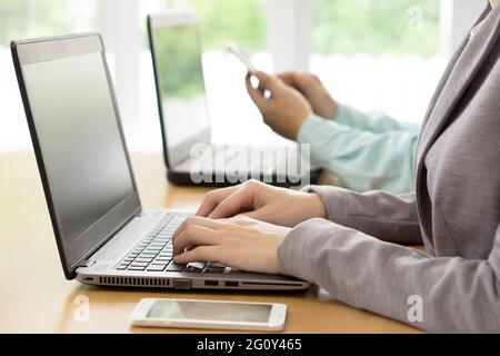 Lavoratori a scrivanie in Occupato Ufficio creativo Foto Stock