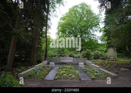 Amburgo, Germania. 03 giugno 2021. La "finestra della memoria" commemorativa può essere vista al cimitero di Ohlsdorf. In questo luogo, i parenti possono ricordare i loro defunti che sono stati sepolti in mare, anonimi o lontani. Credit: Marco Brandt/dpa/Alamy Live News Foto Stock