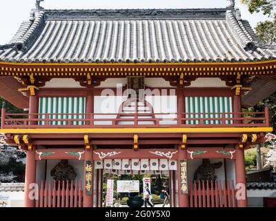 Naruto, Giappone - 2 aprile 2018: Porta d'ingresso rossa di Gokurakuji, tempio 2 di pellegrinaggio Shikoku Foto Stock