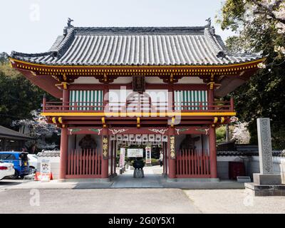 Naruto, Giappone - 2 aprile 2018: Porta d'ingresso rossa di Gokurakuji, tempio 2 di pellegrinaggio Shikoku Foto Stock