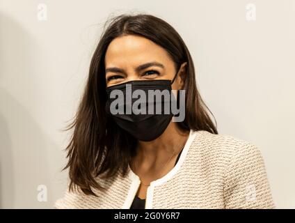 New York, Stati Uniti. 03 giugno 2021. Il rappresentante degli Stati Uniti Alexandria Ocasio-Cortez partecipa alla conferenza stampa con il leader della maggioranza del Senato Chuck Schumer e il rappresentante Jamaal Bowman all'ospedale Jacobi di New York, NY il 3 giugno 2021. Sia Bowman che Ocasio-Cortez hanno chiesto il finanziamento per lo Stand Up to Violence (SUV) di Jacobi come parte delle loro richieste di finanziamento per ‘progetto comunitario. Il finanziamento sarebbe utilizzato per aggiungere una componente dei servizi di salute mentale al programma. (Foto di Lev Radin/Sipa USA) Credit: Sipa USA/Alamy Live News Foto Stock