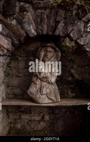 Neustadt, Germania. 24 maggio 2021. Una figura in legno si trova sulle rovine del castello di Hohnstein, vicino a Neustadt, nel quartiere Turingio di Nordhausen. Credit: Stefano Nosini/dpa-Zentralbild/ZB/dpa/Alamy Live News Foto Stock