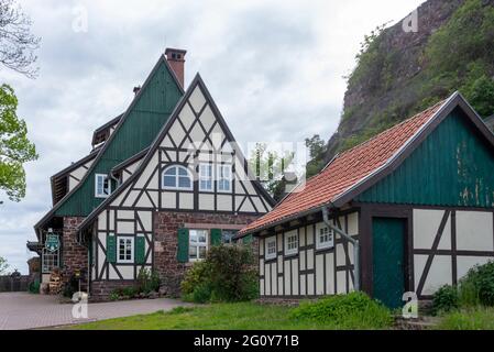 Neustadt, Germania. 24 maggio 2021. Ai piedi della rovina del castello Hohnstein sorge il castello inn. Credit: Stefano Nosini/dpa-Zentralbild/ZB/dpa/Alamy Live News Foto Stock