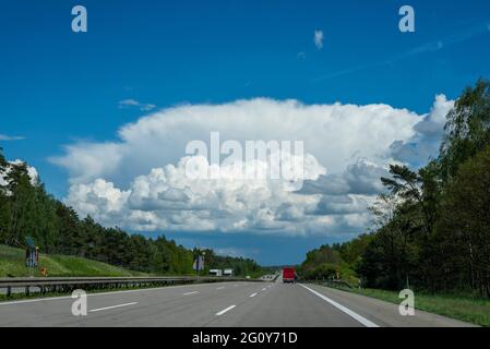 Burg, Germania. 15 maggio 2021. Le nuvole si accumulano sull'Autobahn 2 vicino a Burg. Credit: Stefano Nosini/dpa-Zentralbild/ZB/dpa/Alamy Live News Foto Stock