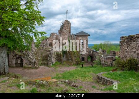 Neustadt, Germania. 24 maggio 2021. Le nuvole scure della pioggia passano sopra le rovine del castello di Hohnstein vicino a Neustadt nel distretto Turingia di Nordhausen. Credit: Stefano Nosini/dpa-Zentralbild/ZB/dpa/Alamy Live News Foto Stock