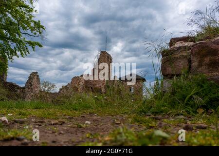 Neustadt, Germania. 24 maggio 2021. Le nuvole scure della pioggia passano sopra le rovine del castello di Hohnstein vicino a Neustadt nel distretto Turingia di Nordhausen. Credit: Stefano Nosini/dpa-Zentralbild/ZB/dpa/Alamy Live News Foto Stock