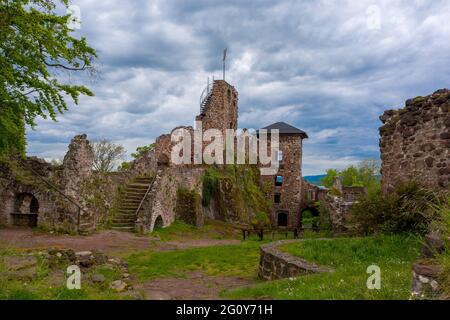 Neustadt, Germania. 24 maggio 2021. Le nuvole scure della pioggia passano sopra le rovine del castello di Hohnstein vicino a Neustadt nel distretto Turingia di Nordhausen. Credit: Stefano Nosini/dpa-Zentralbild/ZB/dpa/Alamy Live News Foto Stock