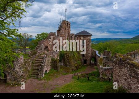 Neustadt, Germania. 24 maggio 2021. Le nuvole scure della pioggia passano sopra le rovine del castello di Hohnstein vicino a Neustadt nel distretto Turingia di Nordhausen. Credit: Stefano Nosini/dpa-Zentralbild/ZB/dpa/Alamy Live News Foto Stock