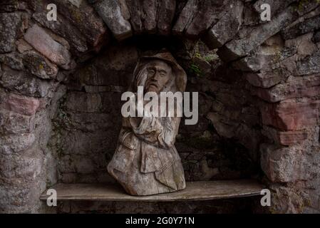 Neustadt, Germania. 24 maggio 2021. Una figura in legno si trova sulle rovine del castello di Hohnstein, vicino a Neustadt, nel quartiere Turingio di Nordhausen. Credit: Stefano Nosini/dpa-Zentralbild/ZB/dpa/Alamy Live News Foto Stock