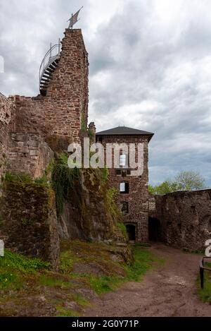 Neustadt, Germania. 24 maggio 2021. Le nuvole scure della pioggia passano sopra le rovine del castello di Hohnstein vicino a Neustadt nel distretto Turingia di Nordhausen. Credit: Stefano Nosini/dpa-Zentralbild/ZB/dpa/Alamy Live News Foto Stock