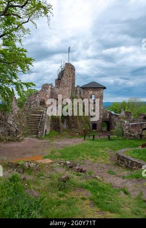 Neustadt, Germania. 24 maggio 2021. Le nuvole scure della pioggia passano sopra le rovine del castello di Hohnstein vicino a Neustadt nel distretto Turingia di Nordhausen. Credit: Stefano Nosini/dpa-Zentralbild/ZB/dpa/Alamy Live News Foto Stock