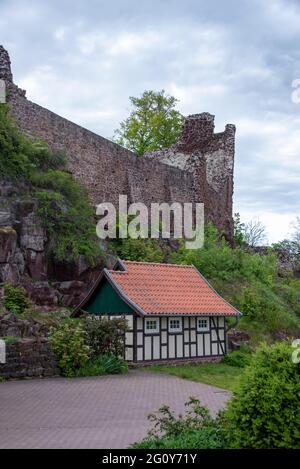 Neustadt, Germania. 24 maggio 2021. Le nuvole scure della pioggia passano sopra le rovine del castello di Hohnstein vicino a Neustadt nel distretto Turingia di Nordhausen. Credit: Stefano Nosini/dpa-Zentralbild/ZB/dpa/Alamy Live News Foto Stock