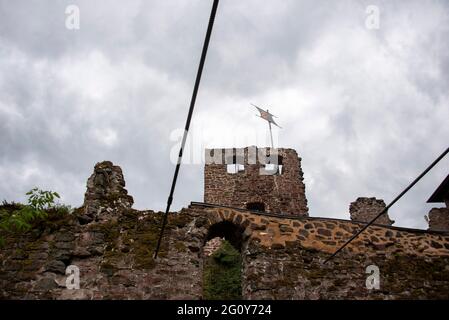 Neustadt, Germania. 24 maggio 2021. Le nuvole scure della pioggia passano sopra le rovine del castello di Hohnstein vicino a Neustadt nel distretto Turingia di Nordhausen. Credit: Stefano Nosini/dpa-Zentralbild/ZB/dpa/Alamy Live News Foto Stock