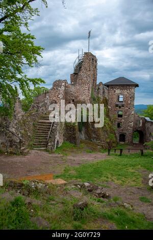 Neustadt, Germania. 24 maggio 2021. Le nuvole scure della pioggia passano sopra le rovine del castello di Hohnstein vicino a Neustadt nel distretto Turingia di Nordhausen. Credit: Stefano Nosini/dpa-Zentralbild/ZB/dpa/Alamy Live News Foto Stock