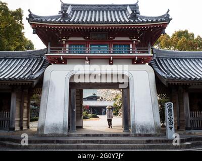 Tokushima, Giappone - 2 aprile 2018: Ingresso ad Anrakuji, tempio numero 6 del pellegrinaggio di Shikoku Foto Stock