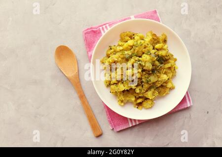 Indiano bollito purè di patate curry o sabzi. Alu ki sukhi sabzi. Conosciuto anche come Batatyachi suki bhaji a Marathi. Ideale per puri bhaji o vada pav. Foto Stock