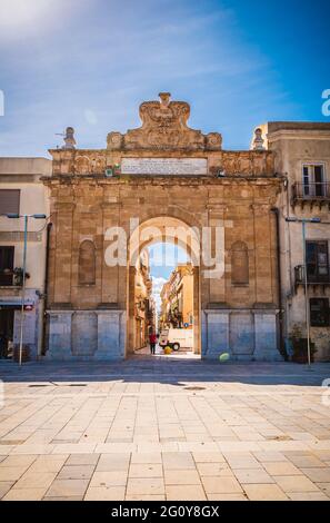 Veduta di porta Nuova in Marsala, Trapani, Sicilia, Italia, Europa Foto Stock