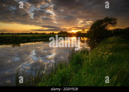 Spettacolare tramonto sul fiume Avon Foto Stock