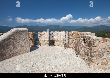 Vista sulla baia di Cupabia, vista sulla torre Campanella. Isola di Corsica, Francia. Questa torre costiera di difesa costruita dalla Repubblica di Genova tra il 1530 e. Foto Stock