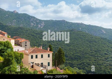 Paesaggio di montagna con vecchie case in una giornata estiva, Olmeto comune nel dipartimento Corse-du-Sud della Francia sull'isola di Corsica Foto Stock