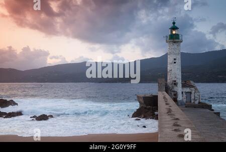 Torre faro in una serata estiva. Paesaggio costiero di Propriano, Corsica isola, Francia Foto Stock